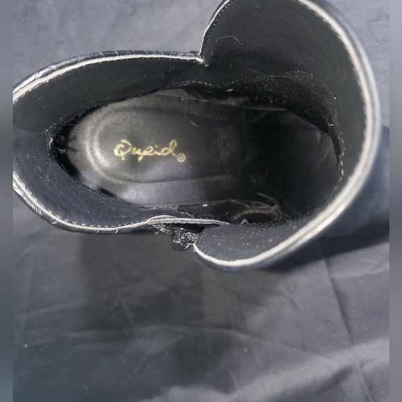 These are Qupid brand shoes. Size 8 - Picture 4 of 8